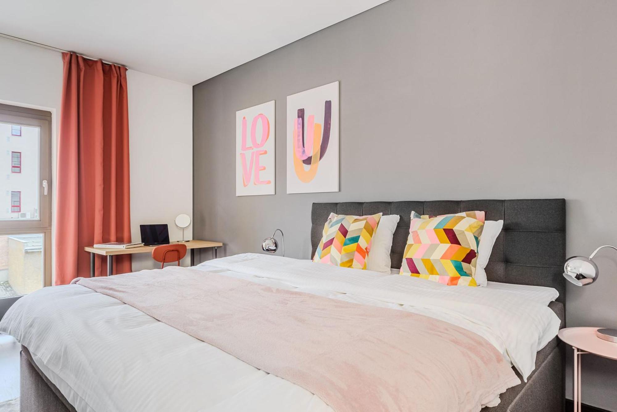 Spacious Apartments Near Karlin Square プラハ エクステリア 写真