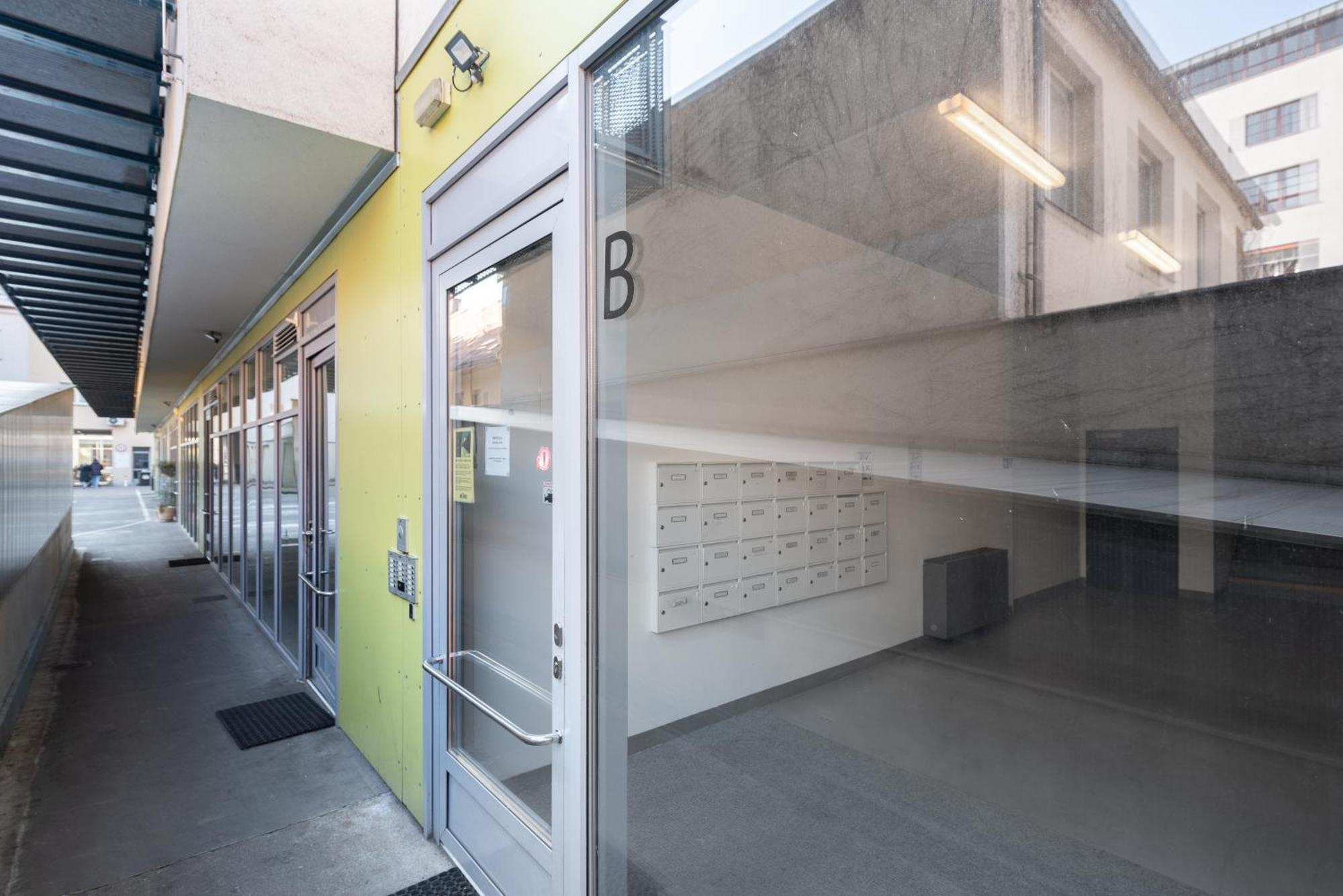 Spacious Apartments Near Karlin Square プラハ エクステリア 写真